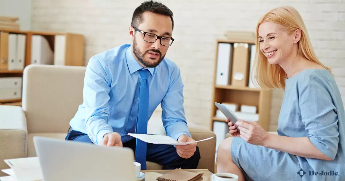 exploring-the-workplace-benefits-of-performance-coaching A performance coach discussing benefits of coaching.
